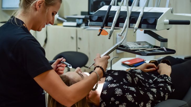 Soigner une dent qui bouge