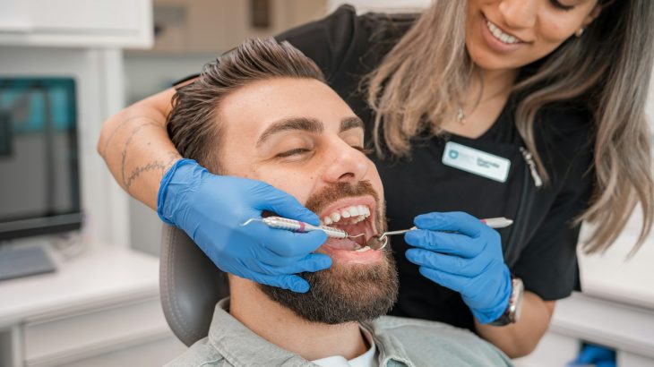 Dents couronnées : tout savoir pour sublimer son sourire avant l'été